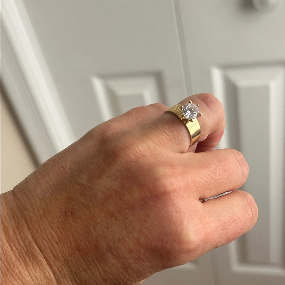 Elegant Gold Ring with Clear Stone